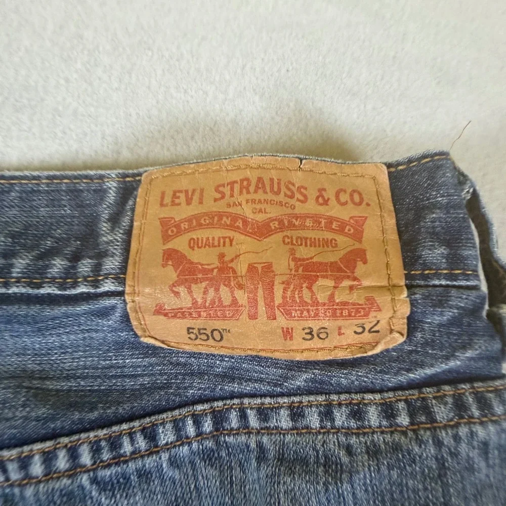 Levis 550 Relaxed Fit Jeans Mens 36x32 Medium Wash Blue Distressed Denim 7919